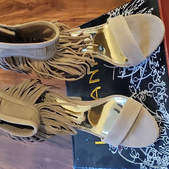 sandalia with high heel beige new - Picture 1 of 3